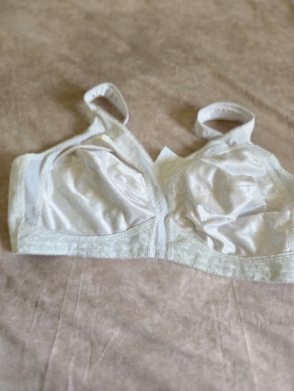 Playtex Ivory Satin Lace Full-Coverage Bra